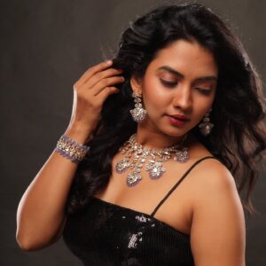 Meera Joshi Instagram - Jewellery shoot for @mehtajewellersmumbai
...
Photographer: @vishwasgonsalves 
...
Hair: @seraphy.in
...
Makeup: @meerajoshi_
.....
Location: @studio__1965
......
Special thanks: @modydevang
...
#meerajoshi #black #blackdress #bridalgown #bridaljewellery #jewelry #jewellery #jhumkas #jhumkis #hairstyle #hairstyles #bride #bridemakeup #bridalwear #gown #gowns #partygown #bridalsarees #makeup #diamonds #diamond #diamondnecklace #diamondjewelry