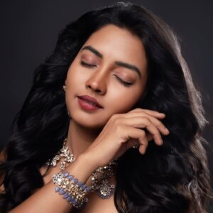 Meera Joshi Instagram - Jewellery shoot for @mehtajewellersmumbai
...
Photographer: @vishwasgonsalves 
...
Hair: @seraphy.in
...
Makeup: @meerajoshi_
.....
Location: @studio__1965
......
Special thanks: @modydevang
...
#meerajoshi #black #blackdress #bridalgown #bridaljewellery #jewelry #jewellery #jhumkas #jhumkis #hairstyle #hairstyles #bride #bridemakeup #bridalwear #gown #gowns #partygown #bridalsarees #makeup #diamonds #diamond #diamondnecklace #diamondjewelry