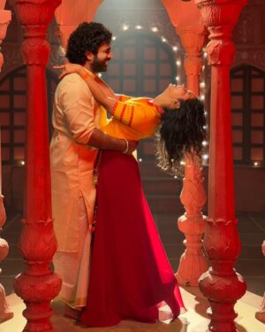 Meera Joshi Instagram - Ibadat!
....
Clicked by: @sonde_abhijit
....
#meerajoshi #chinmayudgirkar #setsinthecity 
#sumanmusicindia #hindisongs #hindisong #coupleposes #couple #couplegoals #coupleposesideas #lalmahal #longskirt #red #happy #ibadat #posing #pose #love #worship #mulaqat #shoot #shooting