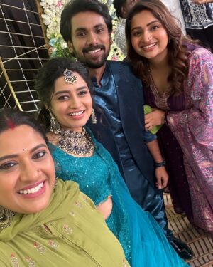 Meera Krishna, Meera Siva Instagram - Best wishes to this beautiful newly wedded couple @sangeethasai_offl @aravinth_seiju .. Be happy always 

After long time meeting #tamizhumsaraswathiyum team 
Director Kumaran sir 
Cameraman mads sir
@nakshathra.nagesh 
@mastershiva_official 
@mahalingam.ramachandran sir 
@asritha_kingini 
@anshu_april