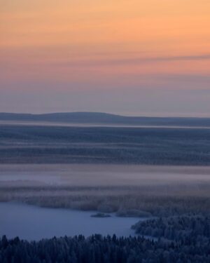 Meeri Koutaniemi Instagram - The light of January in our hometown Kuusamo. This is where we grew up. 💙

#kotiseutu #kuusamo