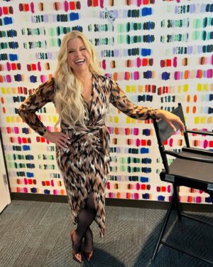 Megan Hilty Instagram - Had the BEST time on Kelly Clarkson today! She is such a gem - I could honestly talk to her for hours.  And don’t get me started fan-girling on her glorious voice!  There is nothing she can’t sing! Many thanks to the incredible team at the @kellyclarksonshow - thank you so much for having me!
#brucewaynemua @jakesokoloff @dvf @sergiorossi @deathbecomesher