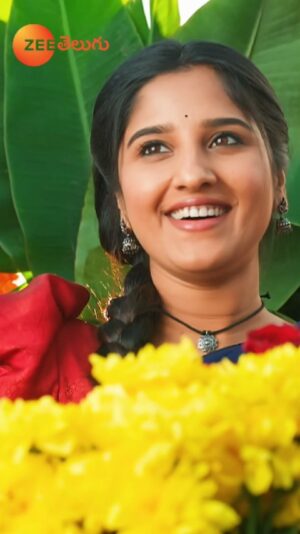 Meghana Lokesh Instagram - పట్టు చీరల్లొ చందమామ
ఏడు వన్నెల్లో వెనేలమ్మ
కన్నె రూపాల కోనసీమ
కోటి తారల్లో ముద్దు గుమ్మ, మన చామంతి 🌼❤️

Watch #Chamanthi Mon to Sun at 8:30 PM on #ZeeTelugu