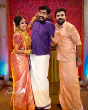Meghna Vincent Instagram - സാന്ത്വനം2…….. “200” Episodes Today ! “The photo says it all” is an expression that means a picture can convey our sweet bond “!🙏🫰✨❤️✌️ ……. ✨✌️❤️ 🥳🎉🎊🎁🎈

Photography : @kaali_ibraahim 

#anandsree #sreedevi #santhwanam2 #wedding #jewelry #justmarried ❤️ #styling