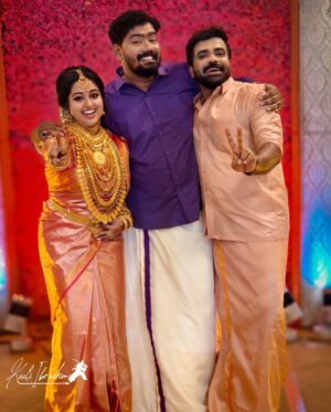 Meghna Vincent Instagram - സാന്ത്വനം2…….. “200” Episodes Today ! “The photo says it all” is an expression that means a picture can convey our sweet bond “!🙏🫰✨❤️✌️ ……. ✨✌️❤️ 🥳🎉🎊🎁🎈

Photography : @kaali_ibraahim 

#anandsree #sreedevi #santhwanam2 #wedding #jewelry #justmarried ❤️ #styling