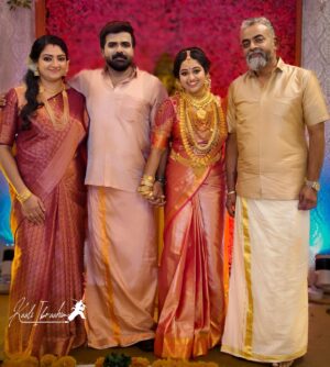 Meghna Vincent Instagram - സാന്ത്വനം2…….. “200” Episodes Today ! “The photo says it all” is an expression that means a picture can convey our sweet bond “!🙏🫰✨❤️✌️ ……. ✨✌️❤️ 🥳🎉🎊🎁🎈

Photography : @kaali_ibraahim 
Styling & Hair : @renjini_chandra 

#anandsree #sreedevi #santhwanam2 #wedding #jewelry #justmarried ❤️ #styling