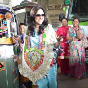 Mehreen Jabbar Instagram - Many years ago some fun set moments.  There's something deeply nostalgic about 'noton ka haar '
