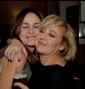 Melani Olivares Instagram - Amo esta foto y te amo a ti Carmen ! Feliz cumpleaños retrasados. Gracias por ser y estar. Brindo por nuestra hermandad y por ti! Que te quierooooo! 
Pd: amooo la segunda foto, y @peponnieto también, aunque él prefiera  el jamón 😂😂😂