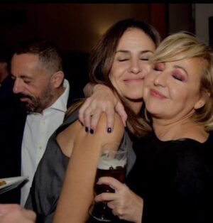 Melani Olivares Instagram - Amo esta foto y te amo a ti Carmen ! Feliz cumpleaños retrasados. Gracias por ser y estar. Brindo por nuestra hermandad y por ti! Que te quierooooo! 
Pd: amooo la segunda foto, y @peponnieto también, aunque él prefiera  el jamón 😂😂😂