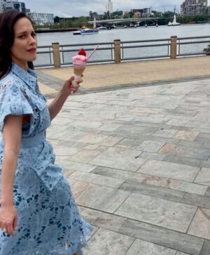 Melanie Zanetti Instagram - Some behind the scenes of my shoot with @queensland ☀️💖 It was a ice-cream, helicopter, Bluey filled delicious day in Brisbane! 

Dress @leolin_official 🩵
MUA @pennyantuar ✨
