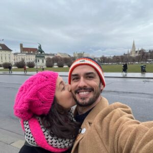 Melis Birkan Instagram - Benim kıymetlim, her anının sana mutluluk ve umut verdiği çok güzel bir yaş olsun...
İyi ki doğmuş, iyi ki benim sevgilim ve kocam olmuşsun... O güzel ve heyecanlı kalbinden geçen her dileğinin gerçek olduğu çok güzel bir yaşın olsun bitanem... Seninle ilgili daha güzel şeyler yazamıyorum sonra nazar değiyor 🧿 
Çok güzel bir adamsın ve çok seviliyorsun, yeni yaşında da hep böyle bol bol öpülesin tarafımdan 🧡