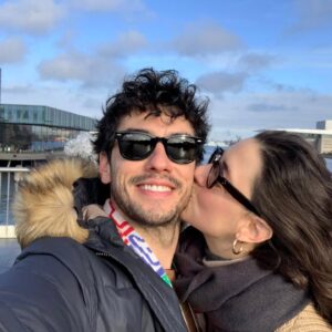 Melis Birkan Instagram - Benim kıymetlim, her anının sana mutluluk ve umut verdiği çok güzel bir yaş olsun...
İyi ki doğmuş, iyi ki benim sevgilim ve kocam olmuşsun... O güzel ve heyecanlı kalbinden geçen her dileğinin gerçek olduğu çok güzel bir yaşın olsun bitanem... Seninle ilgili daha güzel şeyler yazamıyorum sonra nazar değiyor 🧿 
Çok güzel bir adamsın ve çok seviliyorsun, yeni yaşında da hep böyle bol bol öpülesin tarafımdan 🧡