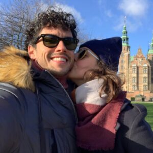 Melis Birkan Instagram - Benim kıymetlim, her anının sana mutluluk ve umut verdiği çok güzel bir yaş olsun...
İyi ki doğmuş, iyi ki benim sevgilim ve kocam olmuşsun... O güzel ve heyecanlı kalbinden geçen her dileğinin gerçek olduğu çok güzel bir yaşın olsun bitanem... Seninle ilgili daha güzel şeyler yazamıyorum sonra nazar değiyor 🧿 
Çok güzel bir adamsın ve çok seviliyorsun, yeni yaşında da hep böyle bol bol öpülesin tarafımdan 🧡