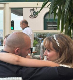 Melisa Akman Instagram - Yılın son günü postu romantizmi de yapayım istedim. Öncelikle ikinci tablomu bitirmiş olmanın sevincini de ekliyorum 2024’e. Bir şeyleri bitirmiş olmanın verdiği his paha biçilemez. Bu yıl şahane geçti benim için nazar etmeyelim, çok kötü geçen yıllarıma sayalım 🥲
Fakat şu an dump yaparken fark ettim ki fotoğraflarım yok… icloud yedekliyor zaten diye telefonu boşaltmıştım. Meğerse o iş öyle değilmiş … Düğün ve balayı hariç (daha ne olsun) hemen hemen tüm fotolarım silinmiş. Hani tatile giderken o yanına aldığın bir valiz eşyayla bir ömür yaşayabilecekmiş gibi hissedersin ya -en azından ben öyle hissediyorum- az ve öz şu an tam olarak öyle hissediyorum. 2024 = ferahlık benim için. Dilerim sizin de yılınız böyle geçmiştir yahut 2025 güzel gelir. 🦄