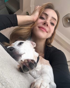 Melisa Akman Instagram - Yılın son günü postu romantizmi de yapayım istedim. Öncelikle ikinci tablomu bitirmiş olmanın sevincini de ekliyorum 2024’e. Bir şeyleri bitirmiş olmanın verdiği his paha biçilemez. Bu yıl şahane geçti benim için nazar etmeyelim, çok kötü geçen yıllarıma sayalım 🥲
Fakat şu an dump yaparken fark ettim ki fotoğraflarım yok… icloud yedekliyor zaten diye telefonu boşaltmıştım. Meğerse o iş öyle değilmiş … Düğün ve balayı hariç (daha ne olsun) hemen hemen tüm fotolarım silinmiş. Hani tatile giderken o yanına aldığın bir valiz eşyayla bir ömür yaşayabilecekmiş gibi hissedersin ya -en azından ben öyle hissediyorum- az ve öz şu an tam olarak öyle hissediyorum. 2024 = ferahlık benim için. Dilerim sizin de yılınız böyle geçmiştir yahut 2025 güzel gelir. 🦄
