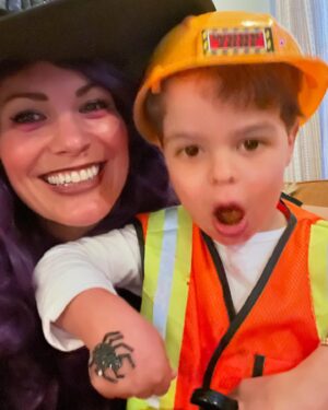 Melissa Claire Egan Instagram - Caden said he wanted me to be a witch this year.
Then Matt said, “oh, so you’re not dressing up?”
And they never found his body, so weird!
Happy Halloween!!!👻🎃