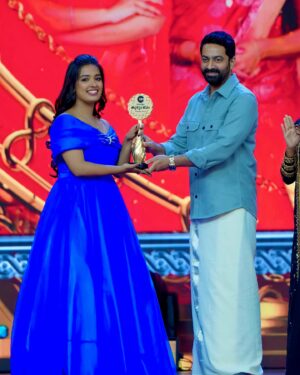 Mersheena Neenu Instagram - BEST HEROINE”✨
 Received my first award ❤️🧿

I don’t know how to express how Thankful i am to team @zeekeralam for considering me as “ best heroine “ and supporting me through all my up and downs . I am always greatful to @zeekeralam for having confidence in me ❤️✨

Hugs to kudumbasree sharada team for all the love and support yu shower on me❤️

and Thanks to each and everyone for all the love and support . Without you people nothing would have been possible…❤️ 

Thank-you so much my close ones for holding me strong and trusting me in this journey..thank you for bringing me up when I thought of giving up..this is for you all ❤️

Thank you god for giving me everything that dreamt 😇🧿❤️

Neenu🧿❤️

#zeekeralamkudumbamawards2024 #zkkawards2024
at #zeekeralamkudumbamawards2024 #zkkawards2024

Costume courtesy: @zaista_designer_studio