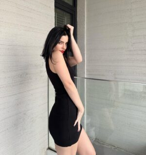 Merve Boluğur Instagram - Siyah elbise😎