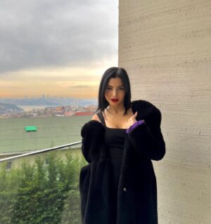 Merve Boluğur Instagram - Siyah elbise😎
