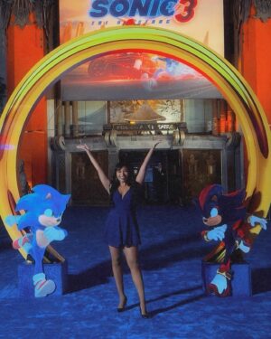 Mica Burton Instagram - I have no festive photos to post for Christmas Eve so… Merry Sonic???? I mean there’s that Christmas song that says “five golden rings”… so it works… get it. Golden rings. Like Sonic. 

…ANYWAY HAPPY HOLIDAYS 🎄🎄🎄