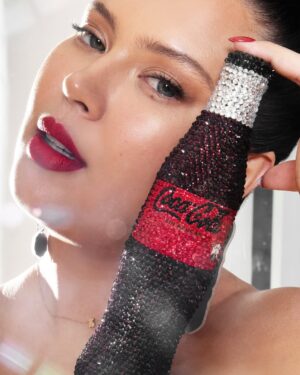 Michelle Carvalho Instagram - La creatividad me inspira, más aún cuando puedo ser parte de aquello ❤️ y es que cuando nació esta idea la empujamos para hacerla realidad y logramos una re interpretación más loca, audaz y salvaje de mi #CocaColaSinAzucarDeVidrio que tanto amo 🔥 gracias @cocacola_cl por permitirme desarrollar este proyecto con @misster.clothes 🥰
 

Nada de esto sería posible sin mi equipo espectacular:

Vestido: @misster.clothes 
Botella: @artbyjavii
Manager: @carlitosarratiaguerra 
Maquillaje y pelo: @claudiavictoriano.cl 
Fotógrafo: @fernando.fotografias