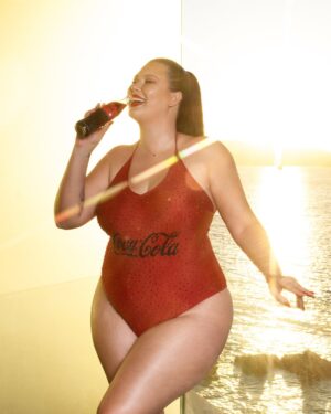 Michelle Carvalho Instagram - Celebrando el triunfo de anoche junto a mi marca favorita @cocacola_cl que me dio la maravillosa oportunidad de representarlos en uno de los eventos más importantes del país, dejando en claro que hay niveles y niveles de bebidas y #CocaColaSinAzucarDeVidrio es y será quien marque la pauta siempre ❤️💋 

Agradezco a mi maravilloso equipo que hizo posible todo esto:

Traje de baño: @artbyjavii
Manager: @carlitosarratiaguerra 
Maquillaje y pelo: @claudiavictoriano.cl 
Fotógrafo: @fernando.fotografias