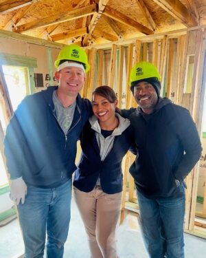 Mika Kleinschmidt Instagram - Hall of Famer and Wall Framer! 🏈 🔨 

@ronde_barber is a legend on and off the field. 🙌💯

#HabitatForHumanity #HGTV #100DayDreamHome #SeasonSix