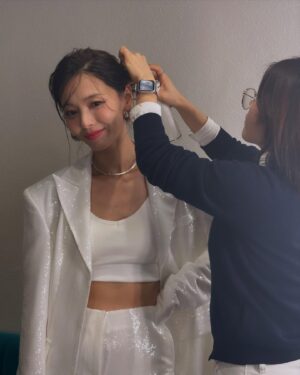 Min Sun-ye Instagram - @ryung_85 
@seonmi.beauty_artist 

오늘도 정성껏 열일해주신 두분♥️
사진300개 실화인가요.