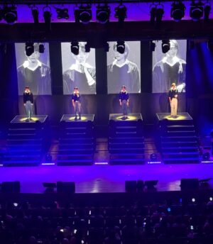 Min Sun-ye Instagram - 2세대 발라드감성 소환하는 2AM CONCERT🎤.
만 열두살때 널 오디션 장에서 처음 만났는데,
열 두살 된 큰딸을 데리고 너의 콘서트를 보러왔다.
기분 이상해.
@kwon_jo 권아, 오래오래 건강하고 같이 잘 늙어가자.
알라뷰💋

#2AM아시아투어화이팅
#완전체보니까좋구나
