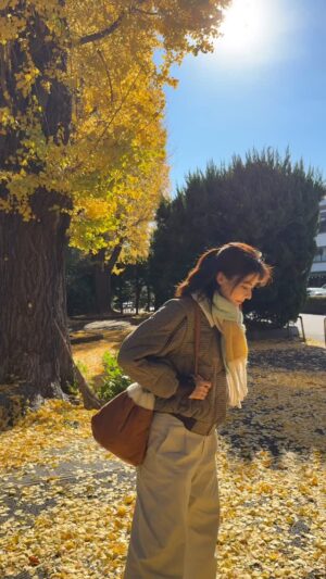 Mina Fujii Instagram - .
今回の冬はいつまでも紅葉が残っていたり、体の芯から冷えることも少なく、なんだか冬らしからぬ冬ですね….🤭
最近の私は、撮影で地方に行ったり、YouTubeを撮ったり、作品を見たり、はたまた風邪をひいて寝込んだり(笑)。あっという間に1月も後半に突入してしまいました。

2025年、皆さんはどんな1年にしたいですか？私は、ずっとワクワクしていられたらな、と思っています🥰

올해 도쿄 겨울은 계속 단풍이 남아있고, 엄청 추운 날도 없는 뭔가 겨울 같지가 않는 겨울인것같아요. 
요즘 저는 촬영때문에 지방에도 가고, 유트브 촬영도 하고, 여러 작품도 많이 보고, 그리고 어쩌다보니 감기에도 걸리고…ㅠㅠ 그러다 보니 어느새1월말이 되었네요.

2025년은  어떤 시간들을 보내고 싶으세요~?? 
저는 계속 설레임이 있는 한해가 되었으면 좋겠어요🥰

#日常#일상#daily#ootd#carlynbag#carlyn#칼린#東京#도쿄#tokyo#木漏れ日#햇살