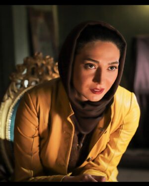 Mina Vahid Instagram - «نویسنده» آماده نمایش و پخش شد
 
به گزارش روابط‌عمومی پروژه، فیلم سینمایی «نویسنده» به کارگردانی جواد خمیس‌آبادی، نویسندگی مشترک جواد خمیس‌آبادی و کیانوش عباس زاده پس از طی مراحل فنی، آماده نمایش و پخش بین‌الملل شد.
 
مینا وحید، علی باقری و مجید پتکی، بازیگران این فیلم هستند و پخش بین‌الملل اثر برعهده شرکت ماداکتو پیکچرز به مدیریت محمد توریوریان است.
 
در خلاصه داستان «نویسنده» آمده است: «ناشر و منتقدی در تخیل نویسنده‌ای گرفتار می‌شوند که هر آنچه می‌نویسد واقع می‌شود...»
 
فیلم سینمایی «نویسنده»، یک اثر مستقل از سه‌گانه «مدادتراش» جواد خمیس‌آبادی است. «شکارچی» و «بانو» عناوین دیگر این سه‌گانه هستند.
 
جواد خمیس‌آبادی، کارگردان و مدیر فیلمبرداری سینماست که پیش از ساخت این اثر، مدیریت فیلمبرداری و تهیه‌کنندگی فیلم‌هایی چون «در میان دیوارها»، «پل» و تهیه‌کنندگی فیلم سینمایی «ماه در مه»، «سیازنگی» و نویسندگی و کارگردانی مجموعه مستند «غریبه‌های آشنا» و... را در کارنامه خود داشته است.
 
عوامل فیلم سینمایی «نویسنده» عبارتند از کارگردان: جواد خمیس آبادی، تهیه‌کنندگان: جواد خمیس آبادی، کیانوش عباس‌زاده، نویسندگان: جواد خمیس آبادی و کیانوش عباس زاده، مجری طرح: گروه هنری خانه دل، محمد خمیس آبادی، مدیر فیلمبرداری: کیوان یوسفی، تدوینگر: نیما کزازی، آهنگساز: بهزاد عبدی، طراح جلوه‌های ویژه: مصطفی مطوری، طراح لباس و صحنه: جواد خمیس آبادی، سعید هنرمند، طراح گریم: امیر سعادتی کیا، طراح  و میکس صدا: رضا گدازگر، صدابردار: محمد صالحی، دستیار اول فیلمبردار: جواد کسانی، مدیر تولید: محلا صفابخت، اصلاح رنگ و نور: محمدمهدی سخنور، سامان خدری، برنامه‌ریز و دستیار اول کارگردان: عباس تقی‌آبادی، دستیار تهیه‌کننده: سعید خمیس آبادی، عکاس: نیلوفر ذاکری، پخش بین‌الملل: محمد توریوریان (شرکت ماداکتو پیکچرز)، مترجم: سینا انتصاری و سوگل رضوانی، طراح پوستر و بروشور: احد رجب پور نیکو، مدیر روابط‌عمومی: نغمه دانش آشتیانی و مشاور رسانه‌ای: علی کشاورز.
 
.
@javadkhamisabadi
kiarealface
@minavahid_official
@majid.potki
@madakto.distribution
@mohammad_xamisabadi
@keivan467
@nimakazaziofficial
@behzad.abdii
@matouri.mostafa
@saeed.khamisabadi
@amirsaadatikia
@saidhonarmand
@javad.kassan
@mahla.safa4
@mohamadsalehi.sound
@abbas_taghiabadi
@cafe___sina
@sogolrezvan
@ahadnikoo
sam.on.khedri
@Naghmehdanesh
@ali_keshavarzz
.
#نویسنده
#فیلم_سینمایی_نویسنده