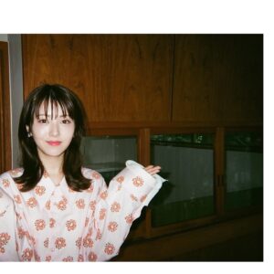 Minami Hamabe Instagram - 『浜辺美波カレンダー2025.04-2026.03』発売開始しております🐠
Instagramでバタバタしてしまい投稿が1日遅くなってしまい申し訳ございません🐠
2025年4月はじまりのカレンダーです🐠
お部屋に1ついかがですか?なんなら各お部屋に1つずついかがですか?🐠
今回のカレンダーもとっても素敵に撮影していただきました🐠
オフショットはおちゃらけすぎて、投稿して残すには憚られたので写真の枚数は少なめです🐠
3枚目まではカレンダーのオフショット、4枚目は映画『アンダーニンジャ』数少なすぎて投稿できなかったオフショット、5枚目はある日の愛娘たち、です🐠
今も両手に犬状態で文章が打ちにくくて幸せです🐠
もふりもふられもふもふれ🐠
ぜひチェックしてみてくださいね🐠