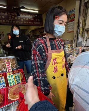 Mini Chao Instagram - 前天工讀生妹妹說：姐姐 你覺得賣餅和拍戲哪個累⋯🥲🥲🥲

我的回答：是賣餅～我覺得跟客人介紹商品或拍照都不算累～最累的是⋯我會找錯錢。有時候多給客人100元，不然就是少算50～60元。

當客人一多 同時跟我說話（點餐&拍照&聊天&讚美我）～我就忘了上一個客人點的東西或他買的金額⋯🥲

計算機我有用，但一急怕耽誤大家時間～我就忘了剛剛算到哪⋯🥲🥲🥲

如果你想拍照可以跟我說，有時候點餐跟拍照的人多～請先等等我！雖然我戴著口罩～但每張照片⋯我依舊帶著微笑～也請忽略我的黑眼圈🤭🤭🤭

謝謝客人退錢給我～🤣
#我需要擴充腦容量 #心累了
照片示意圖（我剛剛有算錯嗎？）