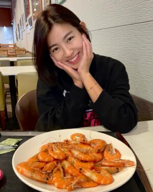 Mini Chao Instagram - 給自己休了一天假～🫶🏻🫶🏻🫶🏻
我要回鹿港幫忙囉⋯🫶🏻🫶🏻🫶🏻

11月～2月忙著拍攝 #好運來
2月～3月要開始 #電影拍攝
感謝我所擁有的一切⋯謝謝每個給予我機會的你們⋯好好加油 好好努力。往自己喜愛的道路前進，🤩🤩🤩

#凰珍囍餅（鹿港）
#這個素顏很可以
#我愛鮮蚵愛蝦子
感謝很會拍的～🦖🦖🦖
