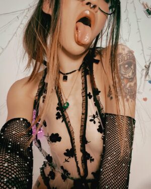 Minnie Scarlet Instagram - ✨maybe I was huge to you and we was really somethin'
or maybe I'm delusional and we was never nothin✨