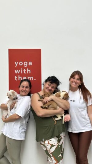 Mirta Wons Instagram - Una tarde mágica.💫 Amor en estado de pureza♥️
.
Una invitación de @yogawiththem y @patitasasalvo_ que me derritió el corazón 
.
🐶Hacer Yoga con invitados muy especiales: perritos en adopción.  Y el resultado es un combo explotado de amor y altruismo
.
🐾Que idea tan maravillosa.  Estos 8 cachorros  adorables de 50 días jugaron, se durmieron a upa, hicieron Yoga jajajaj y están en adopción.
.
Entren a @yogawiththem y @patitasasalvo_ y vean las próximas fechas para hacer esta actividad💜 y promover la adopción de cachorros y perros adultos también 
.
Gracias por esta iniciativa tan generosa y solidaria. 🙏
.
Adopta, no compres🐕🦮🐕‍🦺🐱🐶
.
.
.
#Yoga #yogawiththem #yogaconperros #adoptanocompres #adoptaunperro #cachorroenadopcion #patitasasalvo #perrosfelices