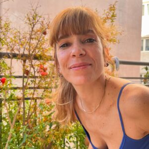Mirto Alikaki Instagram - Σάββατο απόγευμα με γαλανό ουρανό. Μετά το πιλάτες , αγκαλιές με το κορίτσι μου ❤️#saturday #bluesky #afternoon #mygirl #alice #nofilter
