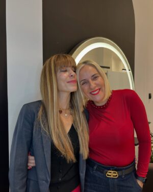 Mirto Alikaki Instagram - Αυτό δεν είναι κομμωτήριο είναι spa!!!Αγαπημένη κομμώτρια @despina.koukouli_official Αγαπημένο κομμωτήριο @despinakoukouli_hair_boutique με απίστευτα προϊόντα cokooni και με την καλύτερη παρέα , την μικρή μου Αλις . Αποτέλεσμα που τα σπάει !!!!! #hair #hairstyle  #hairsalon