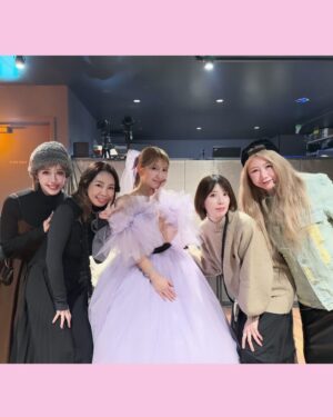 Miyabi Natsuyaki Instagram - happy birthday💜ིྀ⌖꙳✧ 

矢口さんおめでとうございます♡
昨日はbirthdayイベントに
お邪魔させて頂きました💖

矢口さんのソロライブを見るのはお初✨
歌もトークも完璧すぎて
先輩さすが💖の一言です♡

衣装もかわいすぎましたね~✨
終始、、かわいい~って
1人でつぶやいてたなぁ~꒰՞> · <՞꒱♡

演奏もほんとに素敵で
歌とトークのギャップがあって
最高でした💖💖

会場では稲葉さんと村田さん
お世話になってるりょんりょんにも
会えてうれしかったですദി՞˶ෆ . ෆ˶ ՞ 🎀
