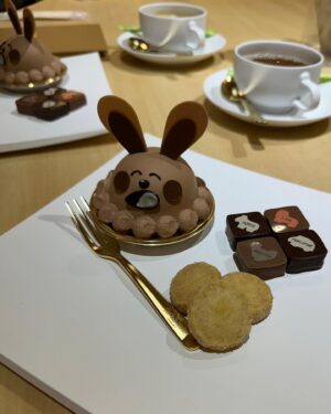 Mizuki Fukumura Instagram - 我らの推しが高級スイーツになったと聞いて表参道へ🦁🐰

ライオンくん売り切れてたけど椅子には座れた‪ ·͜·⟡

#たべっ子どうぶつ
#たべっ子どうぶつMEETS
#岡村ほまれ ちゃん #モーニング娘25
#譜久村聖