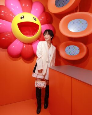 Moeka Hoshi Instagram - 昨日、ルイ･ヴィトンと村上隆さんによる
｢LOUIS VUITTON × MURAKAMI｣コレクションの発売を記念したポップアップストアにお邪魔してきました！

2025年1月2日（木）から26日（日）まで原宿にオープンしています！

私はヘアピンをゲットしました〜🌟💖
そして巨大ガチャもしましたー😂

#LVxMurakami
#LouisVuitton
#LVFashion
#InvitedbyLouisVuitton