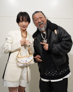Moeka Hoshi Instagram - 昨日、ルイ･ヴィトンと村上隆さんによる
｢LOUIS VUITTON × MURAKAMI｣コレクションの発売を記念したポップアップストアにお邪魔してきました！

2025年1月2日（木）から26日（日）まで原宿にオープンしています！

私はヘアピンをゲットしました〜🌟💖
そして巨大ガチャもしましたー😂

#LVxMurakami
#LouisVuitton
#LVFashion
#InvitedbyLouisVuitton