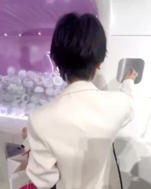 Moeka Hoshi Instagram - 昨日、ルイ･ヴィトンと村上隆さんによる
｢LOUIS VUITTON × MURAKAMI｣コレクションの発売を記念したポップアップストアにお邪魔してきました！

2025年1月2日（木）から26日（日）まで原宿にオープンしています！

私はヘアピンをゲットしました〜🌟💖
そして巨大ガチャもしましたー😂

#LVxMurakami
#LouisVuitton
#LVFashion
#InvitedbyLouisVuitton