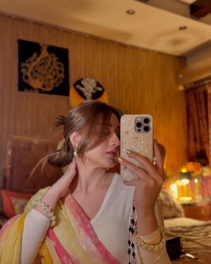 Momina Iqbal Instagram - 🌙🌼