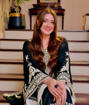 Momina Iqbal Instagram - @ammara_n_ 🖤