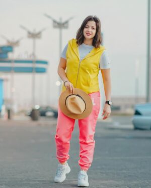 Mona Farouk Instagram - ميعرفوش حجم الصعوبات والضغط اللي بتمر بيه في شغلك 
‎وشغلك مش فارقه معاه ظروف حياتك وبيتك 
‎صحابك القدام مش هيفهموا حجم المسئوليات الجديدة اللي بقت فوق كتافك
‎وصحابك الجداد ميعرفوش كم الخذلان والصعوبات اللي شوفتها في حياتك 
‎وشريك حياتك منتظر دايما الحب والدعم منك 
‎بأختصار محدش هيحس بيك ويقويك ويطبطب عليك زي نفسك 💪🏻
‎فخليك رحيم بيها وكفاية تظلمها وتيجي عليها
‎والجأ للي خلقك ورحيم بيك هو اعلم بحالك وارحم بيك من اي حد 🤍🙏🏻