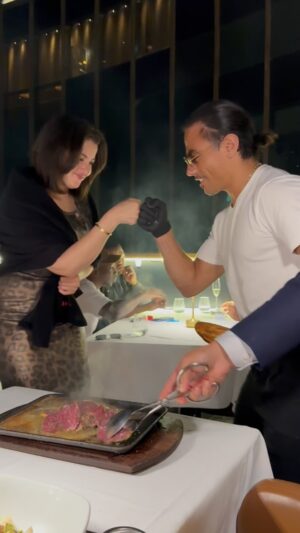 Mona Farouk Instagram - Happy New Years with Nusr-Et 🤍 @nusr_et 
Well done 😉 🔥 Seni seviyorum 🥰