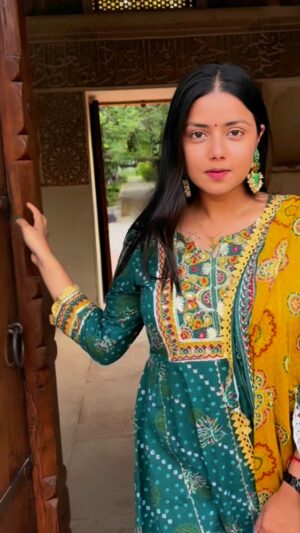 Monalisa Bagal Instagram - 🍂🦚🌱🌙

#desi #ethinicwear #smile #monalisa #india #bindi #foryou #explore #instareels #trending #trendingsongs #bollywood #smile