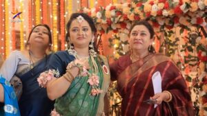 Monika Dabade Instagram - ‘ठरलं तर मग’ मालिकेतील अस्मिता म्हणजेच अभिनेत्री मोनिका दबाडेचं मालिकेच्या सेटवर पार पडलं डोहाळे जेवण त्यानिमित्त मोनिकाने मानले सगळ्यांचे आभार...
त्या वेळेचं काही खास क्षण.. 

#TharlaTarMag #starpravah