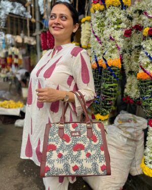 Monika Dabade Instagram - 🌸 सहजच.. 🌸
Thank you @zoukonline for lovely Gift 😘
.
.
#picoftheday #instagram #instagood #instamood #instalike #instadaily #instalove #monikadabade